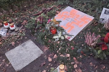 Hamburg: Zum zweiten Mal: Grab von Helmut Schmidt mit Hakenkreuzen beschmiert
