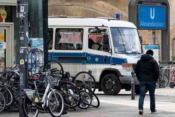 Suff-Schläger gehen am Alex auf Polizisten los: Für einen endet es ganz bitter