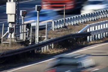 Chemnitz: Nur 100 km/h erlaubt, mit mehr als 200 durch die Messstelle: Autobahn-Raser in Chemnitz erwischt