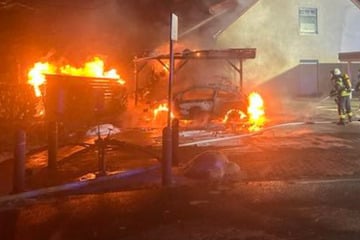 Zwei Autos stehen in Flammen: Feuer greift auf Haus und Carport über