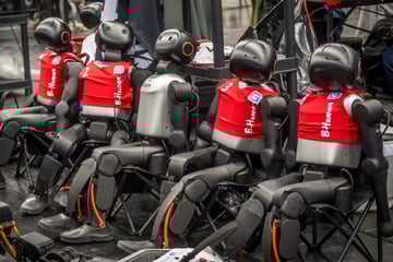 90-Zentimeter-Kicker warten in Klappstühlen: Schießen Roboter ein sächsisches Team zum Titel?