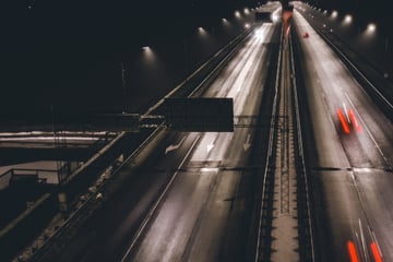 Betrunkener Audi-Fahrer parkt mitten auf der Autobahn und schläft