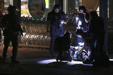 Frau durch Schuss lebensgefährlich verletzt, Waffen-Mann nach Flucht gestoppt