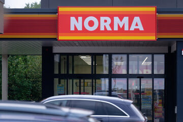 Dreiste Diebinnen bewerfen Supermarkt-Mitarbeiterin mit Beute