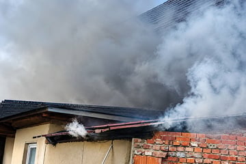 Flammen im Heizungsraum sorgen für dichten Rauch und größeren Feuerwehreinsatz
