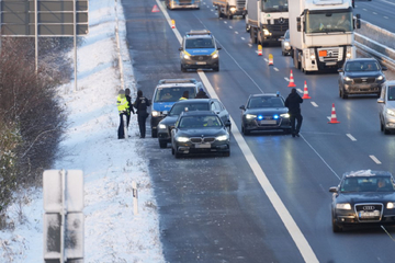Polizei stoppt Audi auf A4 nahe Dresden und sperrt Fahrstreifen: Was war da los?