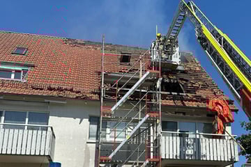 Schweißarbeiten setzen Mehrfamilienhaus in Brand: Mieter evakuiert