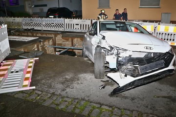 Völlig betrunken: Fahrerin rammt zwölf Autos und landet in Baugrube