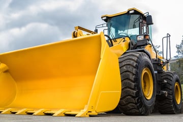 Tödliche Unachtsamkeit: Arbeiter (†60) von Radlader-Schaufel erfasst