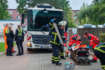 Schlimmer Arbeitsunfall: Frau von Müllwagen überrollt