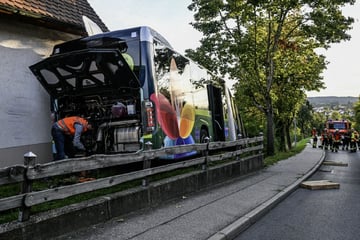 Bus kracht in Hauswand: Was war mit dem Fahrer los?
