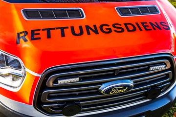 Auto erfasst Fußgängerin: Frau stirbt nach Unfall, Fahrer fährt einfach weg