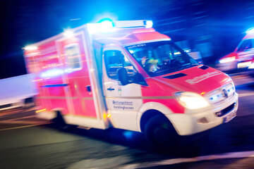 Baum knallt auf fahrende Autos: 22-Jähriger verletzt