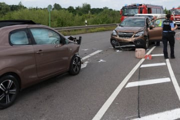 72-Jährige kommt von Straße ab und rammt Auto an Ampel: Zwei Verletzte