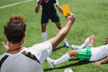 Gelb-Rot, spätes Tor, Foul: Kreisliga-Kick gerät plötzlich völlig außer Kontrolle