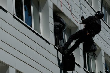 Hamburg: Mann verteilt Benzin in Wohnung: Spezialeinheit stürmt durchs Fenster