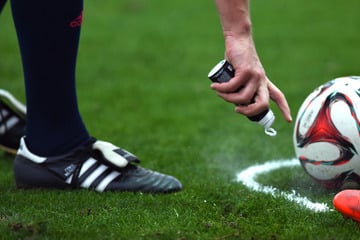 FIFA muss blechen: Erfinder von Freistoßspray gewinnt langen Kampf!
