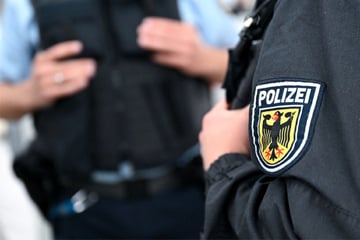 Fahrgäste massiv bedroht: Aggressiver Schwarzfahrer löst bei Frau Panikattacke aus