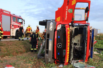 Feuerwehrauto kippt um: Sieben Kameraden eingeklemmt