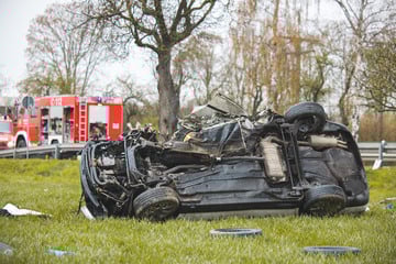 Heftiger Unfall auf Bundesstraße: Fahranfänger überschlägt sich mehrfach