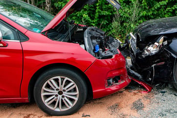 Heftiger Crash: Schwangere Frau und weitere Personen verletzt