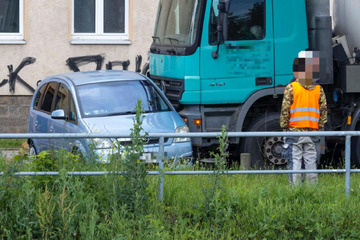 Crash an der Weißeritz: Opel und Lkw krachen bei Spurwechsel zusammen