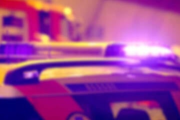 Nach Unfall: Fahrer und Mitfahrer lassen zwei Frauen schwerverletzt zurück und flüchten