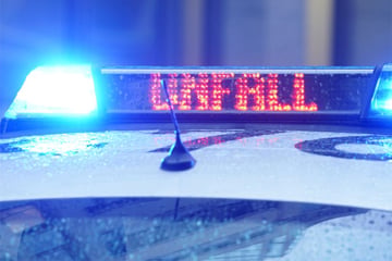 Skurriler Unfall auf A5: Autofahrer fährt nach Überschlag auf drei Reifen weiter