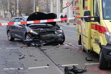 Seat kracht mit Rettungswagen zusammen: Vier Verletzte