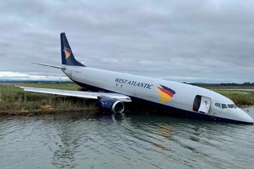 Über Landebahn geschossen: Boeing rutscht in See