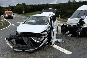 Vorfahrt missachtet! Drei Schwerverletzte bei Frontalcrash