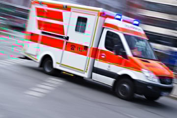 Seniorin in Tür eingeklemmt und von Bus mitgeschleift - schwer verletzt
