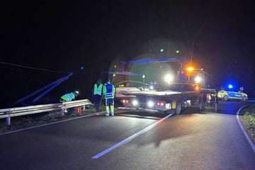 Unfall wegen Sekundenschlaf: Auto kracht in Telefonmast