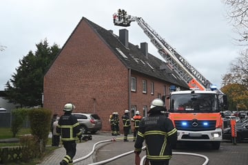 Hamburg: Feuer in Wohnhaus ausgebrochen: Einsatzkräfte retten zwei Personen