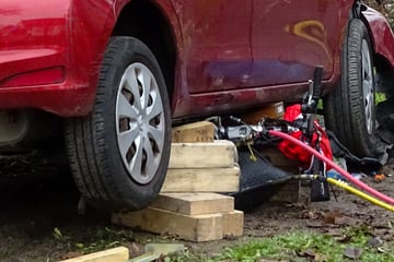 Rentnerin rast plötzlich los: Radfahrerin von Auto überrollt und eingeklemmt