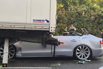 Schlimmer Unfall auf A1 bei Köln: Audi kracht in Lkw - Fahrer stirbt noch an Unfallstelle