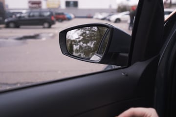 Autofahrer öffnet seine Tür und bringt Radler zu Fall