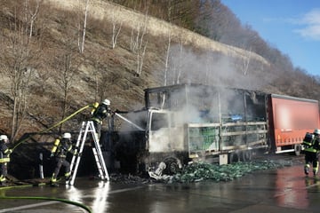 Unfall A8: Stau auf der A8: Laster mit Glasflaschen brennt