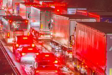 Warum fahren sich Lastwagen bei Schnee und Eisglätte denn eigentlich fest?