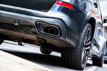 Als Mutter und Tochter ins Auto einsteigen, entdecken sie auf der Rückbank einen ungebetenen Gast