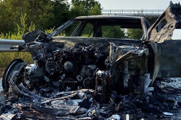 Mercedes fängt auf A61 plötzlich Feuer und steht kurz darauf in Flammen: Fahrer (19) reagiert gerade rechtzeitig