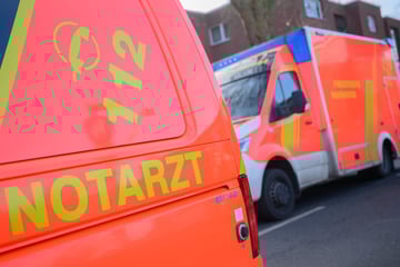 Unglücklicher Moment: Frau stürzt beim Helfen auf die Straße und wird von Auto erfasst