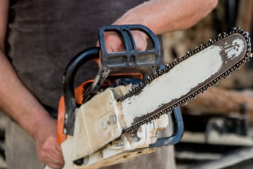 Zähne weg und Tür zersägt: Nachbarschaftsstreit eskaliert völlig