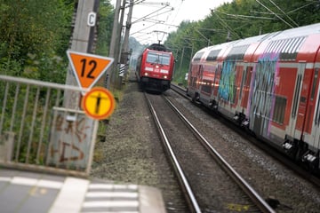Drama an Bahnhof in Bayern: E-Scooter-Fahrer von Zug erfasst