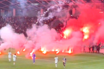 Pyro chaos in the Conference League! Fans flood the pitch with flares