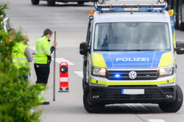 Unfall A4: Auffahr-Crash auf A4 bei Dresden: Autos und Kleinbus blockieren Fahrstreifen, Kind verletzt