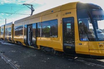 Dresden: 23-Jähriger steigt aus der Bahn: Kurz darauf wird ihm sein Handy geklaut