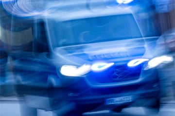 Laute Knalle in Rottweil: Mann steht mit Schreckschusswaffe auf Balkon