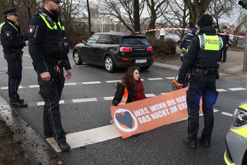 Hamburg: Für ein bundesweites Tempolimit: Klima-Aktivisten kleben sich auf der Kennedybrücke fest