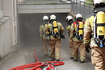 Dresden: Mercedes-Oldtimer steht in Dresdner Tiefgarage in Flammen